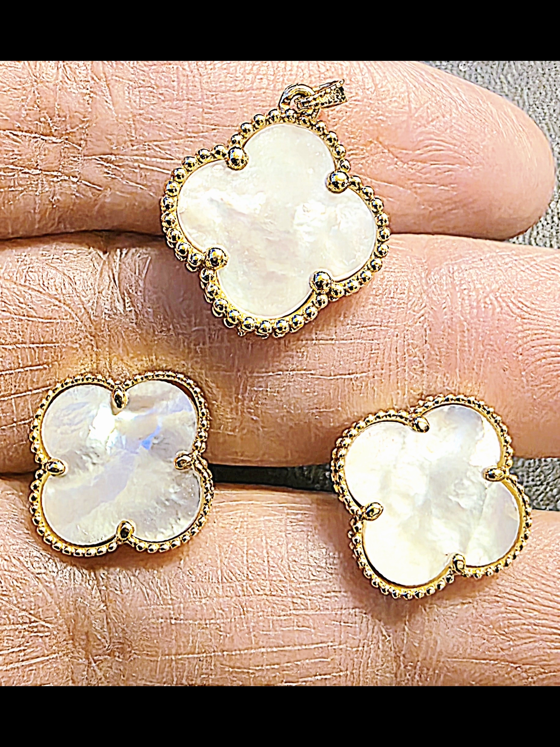 18k Mother Of Pearl Clover Pendant And Earring Set